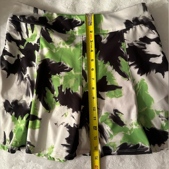 NWOT Amy Sport $160 women’s medium golf skort. Green & black print. Never worn - Picture 6 of 12